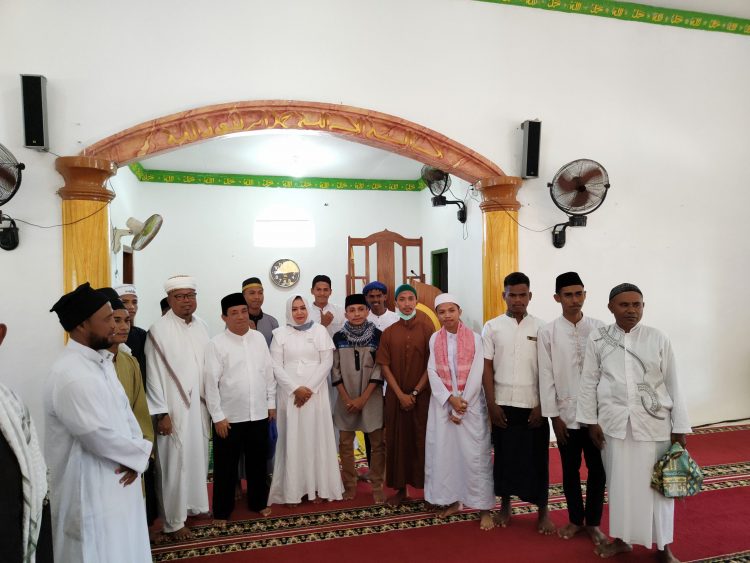 Di Momen Sholat Id, Bupati Safitri Bersyukur Hadirnya Polres Bursel Serta Berharap Covid 19 Berakhir