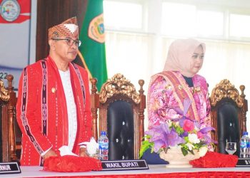 Safitri – Gerson Hadiri Paripurna HUT Kab. Bursel Ke-14