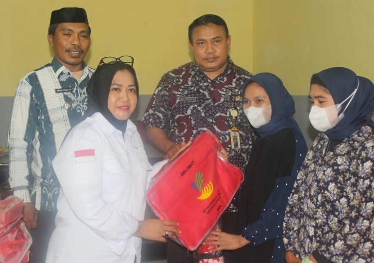 Bupati Bursel Serahkan Bantuan Sosial, Ini Pesannya