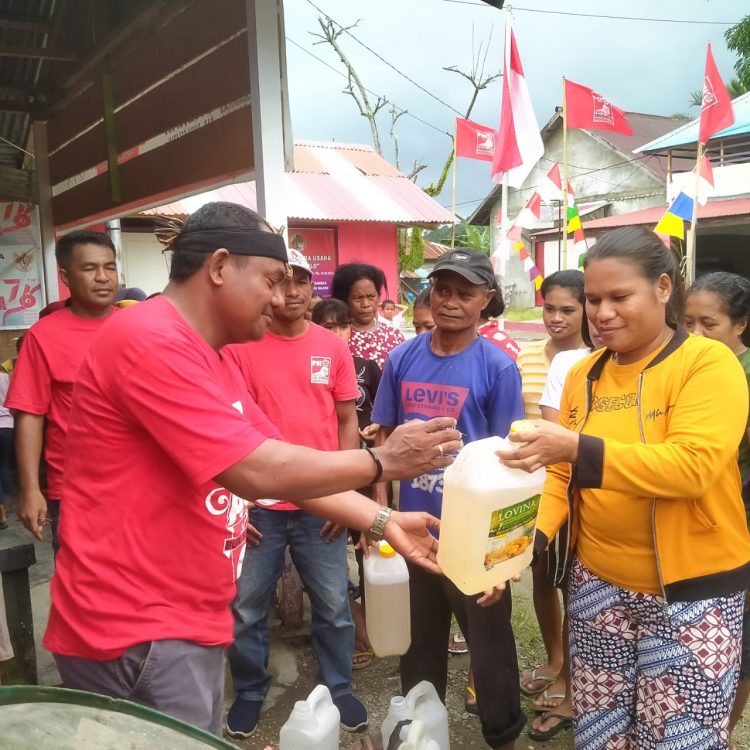 Syukur HUT RI, PSI Bagi Minyak Tanah Gratis