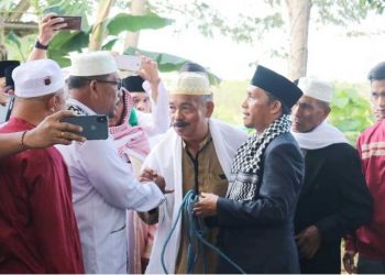 Gubernur Murad dan Keluarga Shalat Idul Adha Bersama Masyarakat Kabupaten Buru