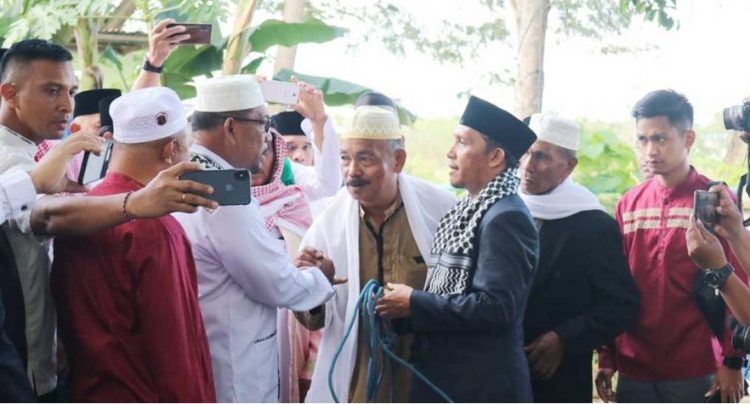 Gubernur Murad dan Keluarga Shalat Idul Adha Bersama Masyarakat Kabupaten Buru