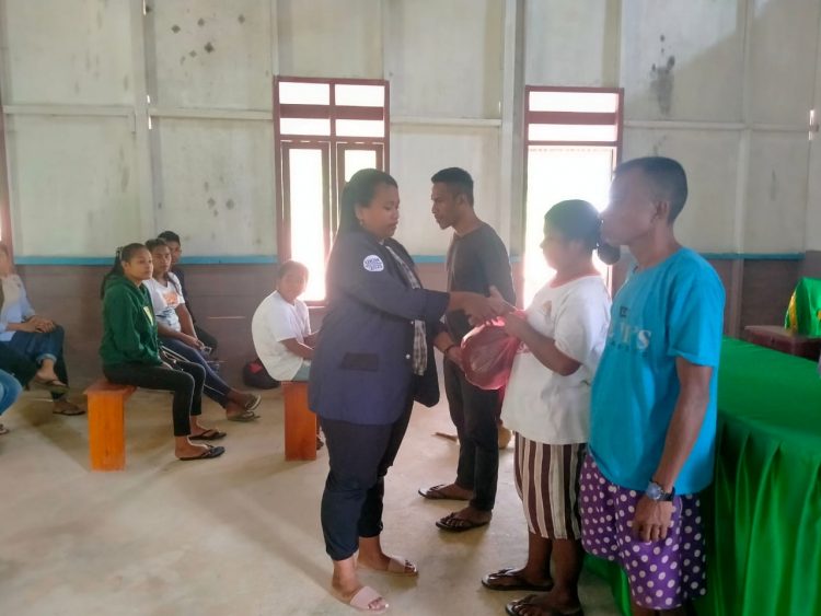 Gandeng Mahasiswa UKIM, AMGPM Ranting Tolot Lea Bagi Pakaian Layak Pakai