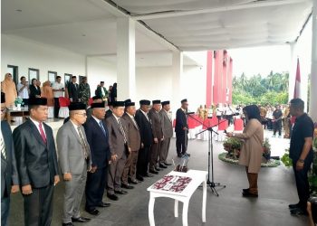 Bupati Bursel Lantik 11 Pejabat Pimpinan Tinggi Pratama dan 6 Pejabat Administrator