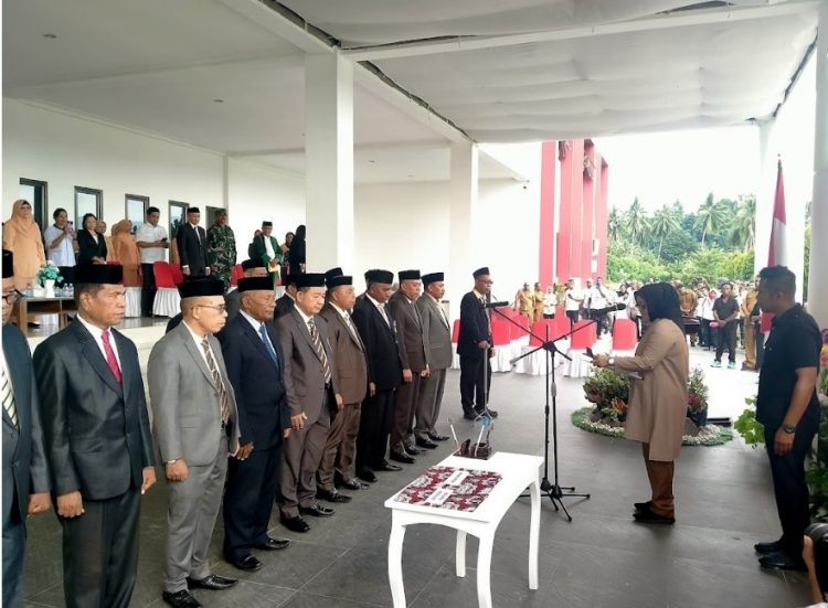 Bupati Bursel Lantik 11 Pejabat Pimpinan Tinggi Pratama dan 6 Pejabat Administrator