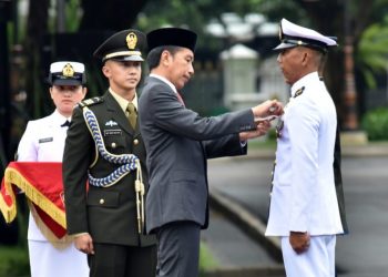 HUT ke-77 TNI, Presiden Anugerahkan Tanda Kehormatan Bagi Tiga Prajurit TNI