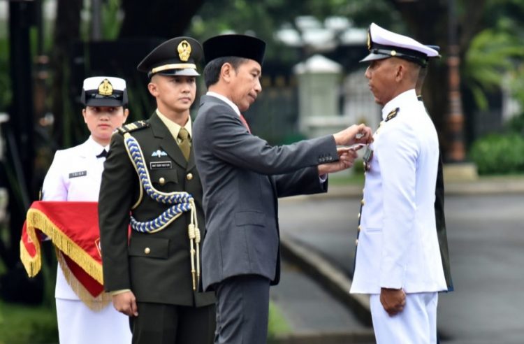 HUT ke-77 TNI, Presiden Anugerahkan Tanda Kehormatan Bagi Tiga Prajurit TNI