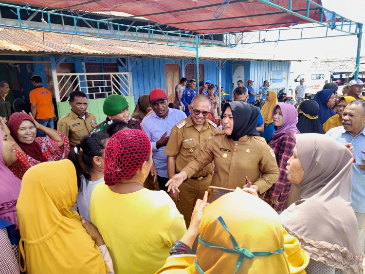 Bupati Bursel Serahkan Bantuan Bagi Warga Yang Terdampak Bencana