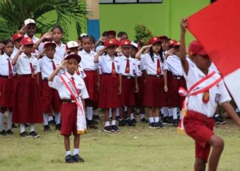 Anak Kapolsek Kelas 1 SD Jadi Pemimpin Upacara Bendera Di Sekolah