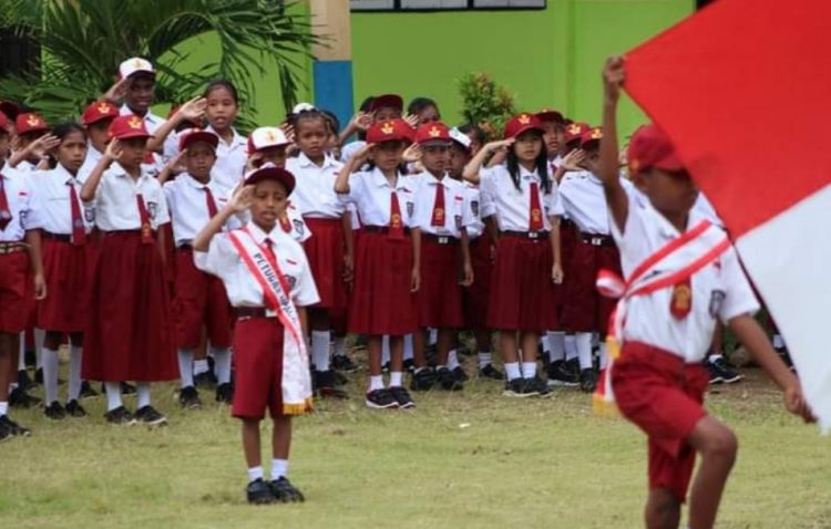 Anak Kapolsek Kelas 1 SD Jadi Pemimpin Upacara Bendera Di Sekolah