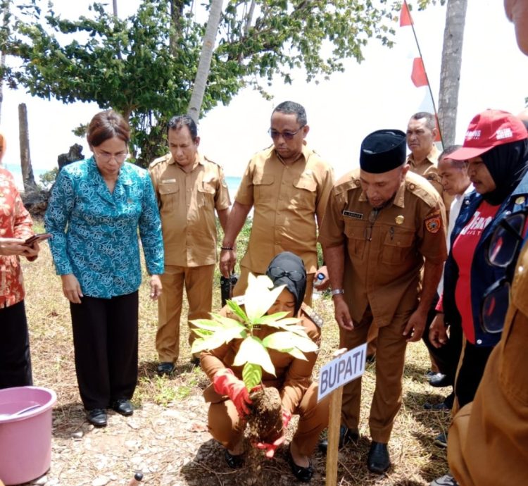 Bupati Bursel Turut Canangkan Penanaman Anakan Sukun Dan Kelor