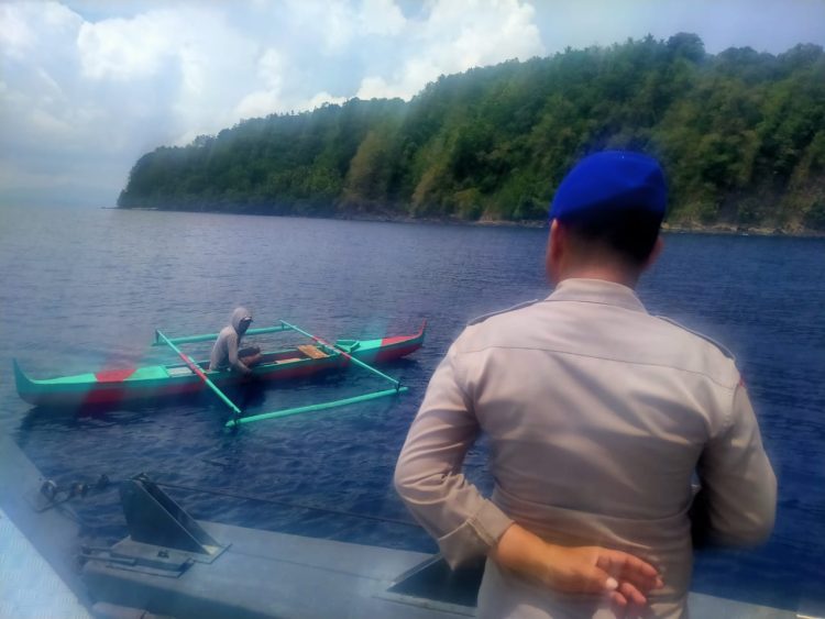Patroli Laut, Anggota Dit Polairud Maluku Himbau Nelayan Jaga Keselamatan Saat Melaut