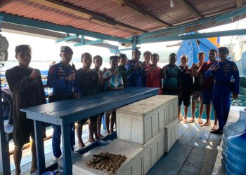 Personil Dit Polairud Ajak Warga Jaga Kebersihan Perairan Ambon