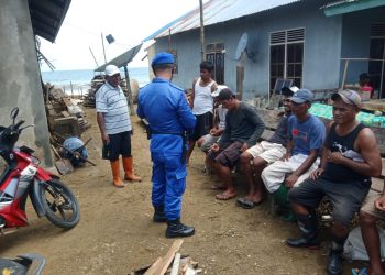 Anggota Pos Sandar Kobisadar Dit Polairud Polda Maluku Ingatkan Warga Tidak Gunakan Bom Menangkap Ikan