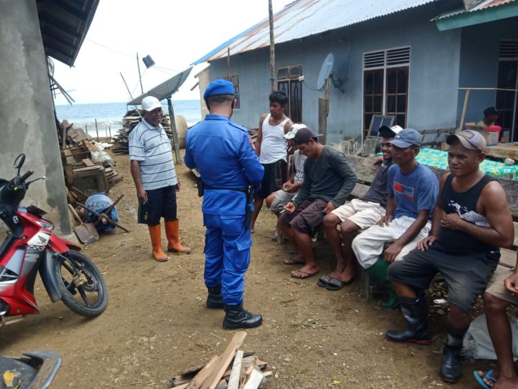 Anggota Pos Sandar Kobisadar Dit Polairud Polda Maluku Ingatkan Warga Tidak Gunakan Bom Menangkap Ikan