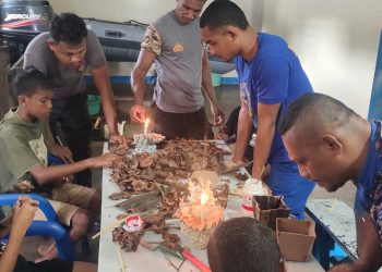 Personil Dit Polairud Polda Maluku Membuat Kerajinan Dari Sampah Kelapa