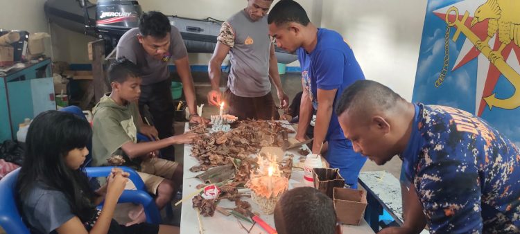Personil Dit Polairud Polda Maluku Membuat Kerajinan Dari Sampah Kelapa