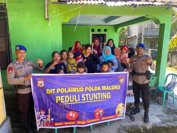 Cegah Stunting, Anggota Dit Polairud Polda Maluku Peduli Stunting di Negeri Tial