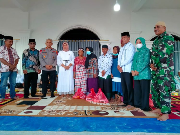 Kunker di Desa Oki Lama, Bupati Bursel Disambut Antusias Warga