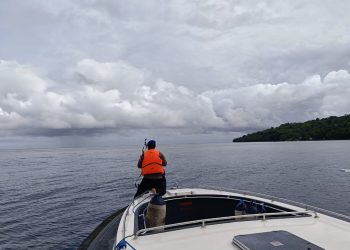 Anggota Dit Polairud Maluku Lakukan  Pencarian Nelayan Tulehu