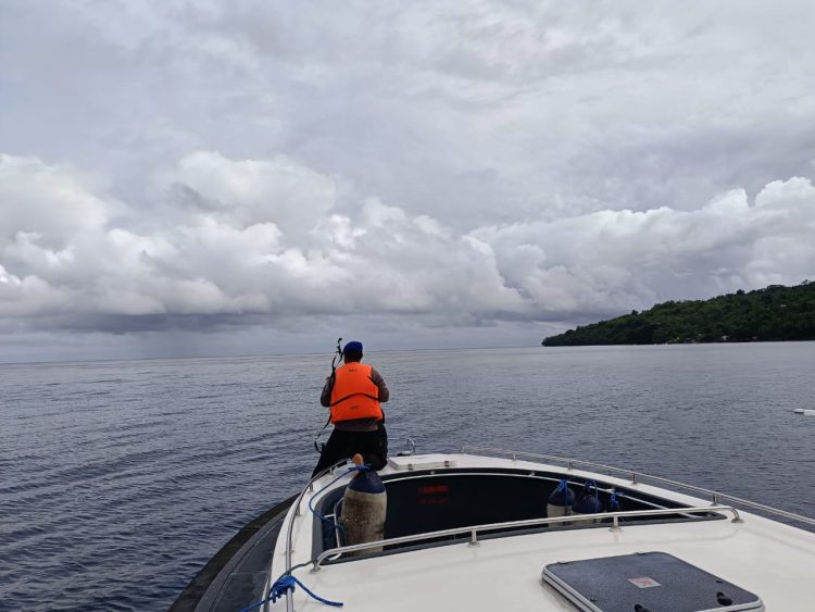 Anggota Dit Polairud Maluku Lakukan  Pencarian Nelayan Tulehu