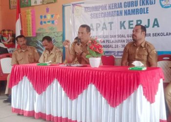 Kadisdik Bursel Buka Kegitaan KKG Di Kecamatan Namrole