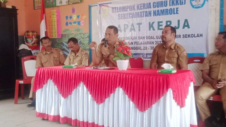 Kadisdik Bursel Buka Kegitaan KKG Di Kecamatan Namrole