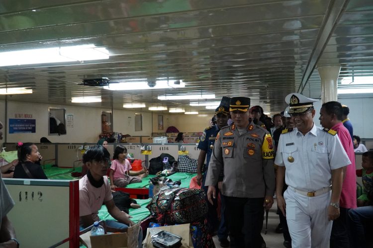 Normal, Arus Balik Gunakan KM Dorolonda dari Pelabuhan Namlea