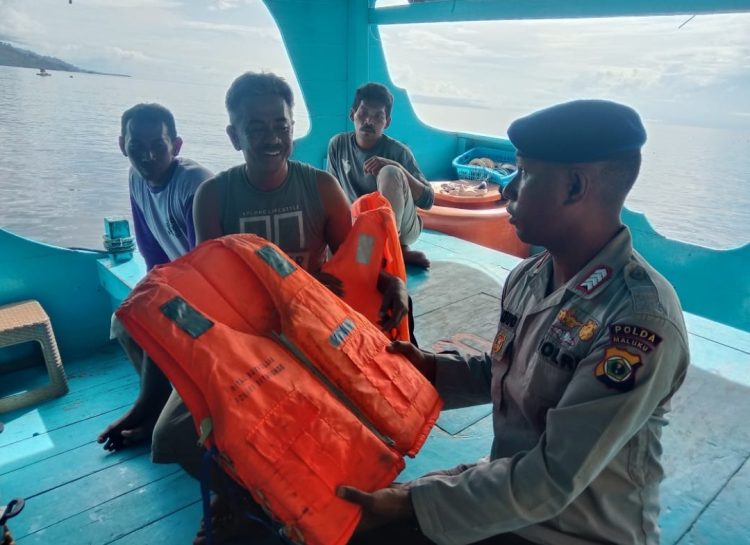 Personil KP XVI-2002 Pos Namrole  Gencar Lakukan Patroli Laut dan Bacarita Basudara Manise