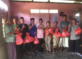 Jelang Lebaran, Ketua PAC PDIP Kec. Ambalau Salurkan Paket Sembako