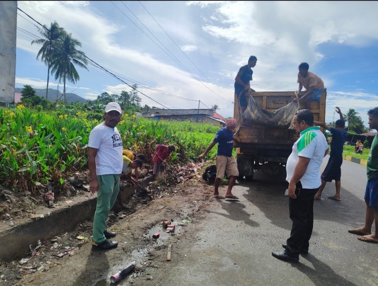Pemda Bursel Bersihkan sampah Usai libur Lebaran