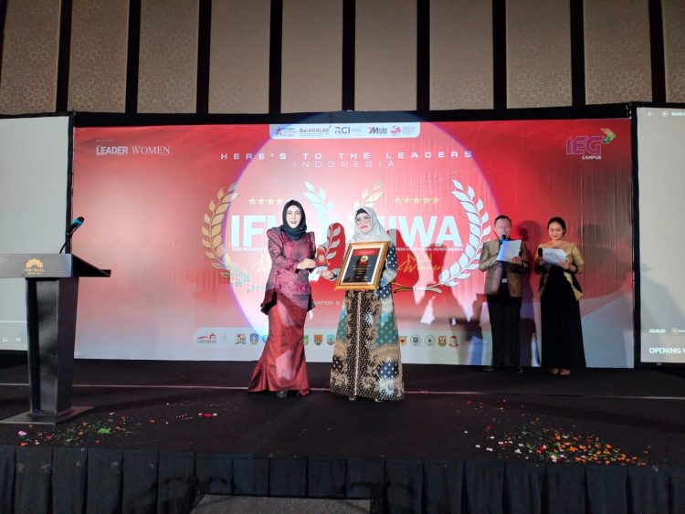 Bupati Bursel Raih Indonesia Inspirational Women Award Tahun 2023