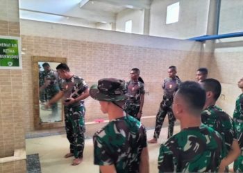 TNI bersihkan Masjid Raya Maluku sambut Tahun Baru Islam 1445 Hijriah