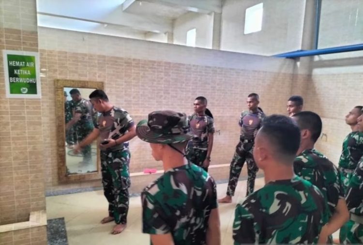 TNI bersihkan Masjid Raya Maluku sambut Tahun Baru Islam 1445 Hijriah