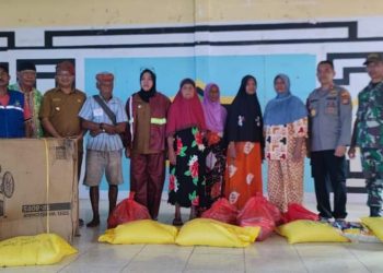 Bupati Bursel Salurkan Bantuan Pangan Untuk Warga Terdampak Banjir, Kebakaran Dan Lansia Di Kecamatan Waesama