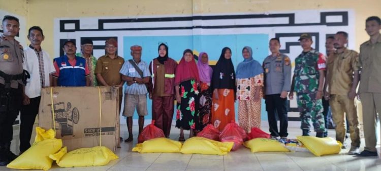 Bupati Bursel Salurkan Bantuan Pangan Untuk Warga Terdampak Banjir, Kebakaran Dan Lansia Di Kecamatan Waesama