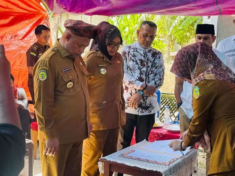 Bupati Bursel Dan Penjabat Bupati Buru Tetapkan Pilar Batas Daerah di Desa Waehotong