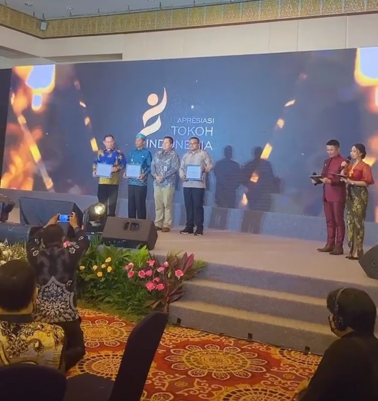 Bupati Safitri Raih Penghargaan Tokoh Inspirasi Indonesia