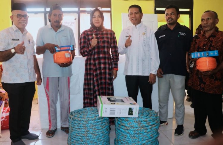 Serahkan Bantuan Sosial Dan Perikanan, Bupati Safitri Inginkan Desa Leku Jadi Contoh Bagi Desa Lain