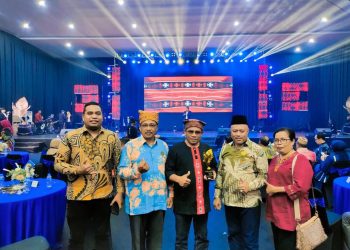 Dinas Pariwisata dan Kepala Desa Namrinat menerima Penghargaan API AWARD Tahun 2023