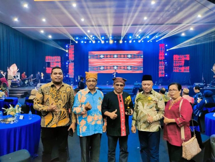 Dinas Pariwisata dan Kepala Desa Namrinat menerima Penghargaan API AWARD Tahun 2023