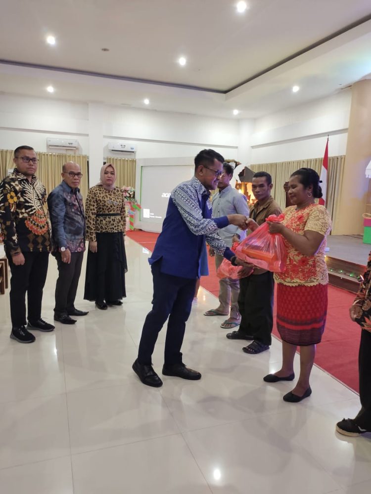 Bupati Bursel : Momentum Natal Tingkatkan Kualitas Kebersamaan