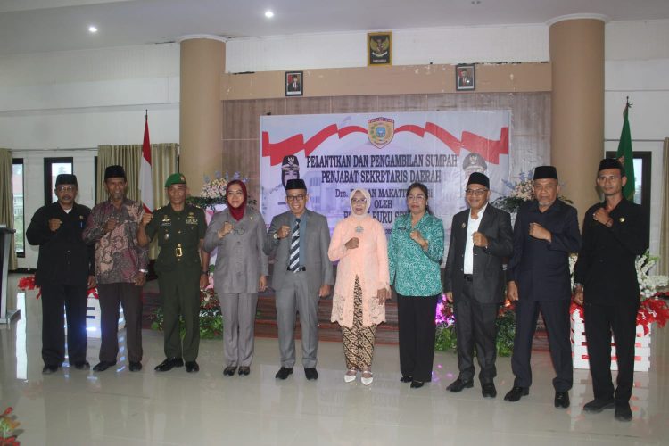 Bupati Bursel Lantik Ruslan Makatita Jadi Pj. Sekda Bursel, Ini Harapannya