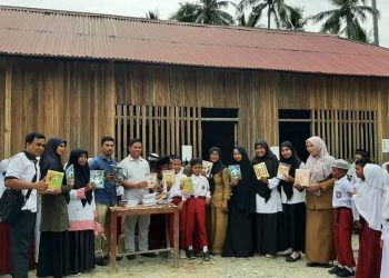 Solihin Buton Anggota DPRD Buru Berikan Bantuan Buku Pena Bagi Siswa MI Ulil Amri di Bursel