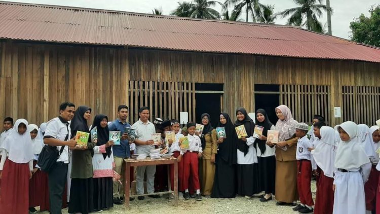 Solihin Buton Anggota DPRD Buru Berikan Bantuan Buku Pena Bagi Siswa MI Ulil Amri di Bursel