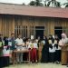 Solihin Buton Anggota DPRD Buru Berikan Bantuan Buku Pena Bagi Siswa MI Ulil Amri di Bursel