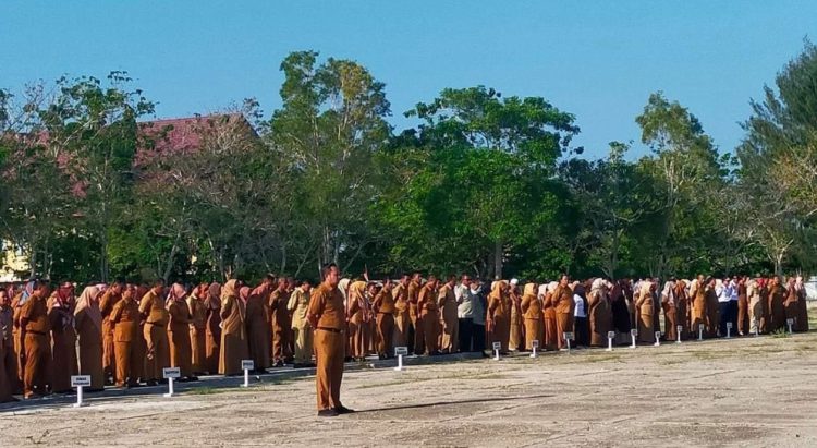 PJ. Bupati Buru Dr. Djalaludin Memimpin Apel Perdana ASN Pemkab Buru usai libur NATARU 2024