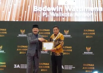 Pj Wali Kota Ambon Terima Penghargaan Baznas 2024