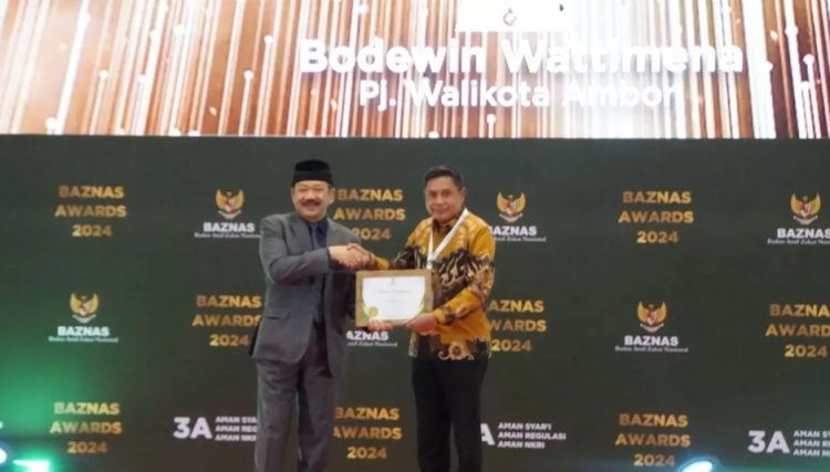 Pj Wali Kota Ambon Terima Penghargaan Baznas 2024