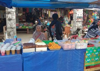 Puasa Hari Pertama, Takjil Di Pasar Namrole Di Buru Warga